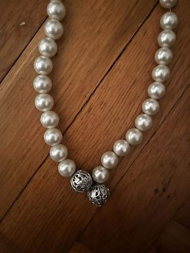 koferi za decu: Ogrlica od bisernih perli sa dekorativnim metalnim završecima - — 1