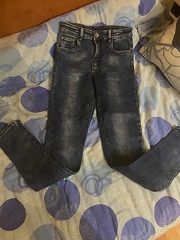 ravne farmerke: Klasične farmerke – tamno plave/indigo sa blagim ispranim efektom. - — 2