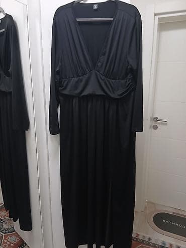 Women's Clothing: Duga crna haljina sa dugim rukavima i V‑izrezom. Model ima naglašenu — 1