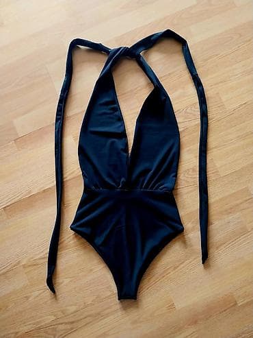 Šortsevi: Jednodelni crni kupaći kostim sa dubokim V dekolteom i dugim trakama — 2