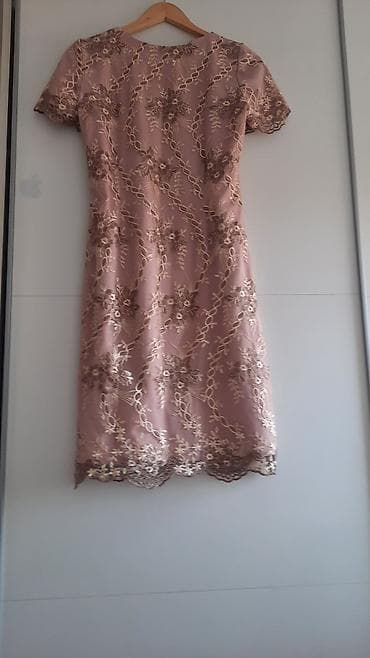 Elegantna čipkana haljina – roze puder podloga sa bež/zlatnim cvetnim