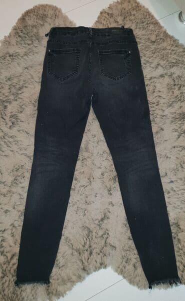 Venčanice i aksesoari: Farmerice crni teksas sa elastinom.Iscepane na kolenima.Dobro — 2