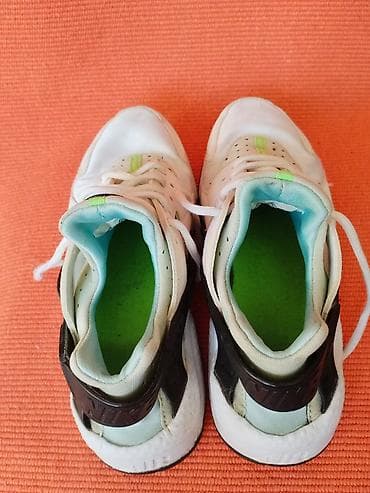 nike 39: NIKE HUARACHE RUN I patike broj 40, kao br 39 Duzina unutrasnjeg — 10