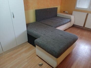 krevet na razvlacenje za decu: Ugaona garnitura sa ležajem – sivi štof i bela baza - Oblik — 5