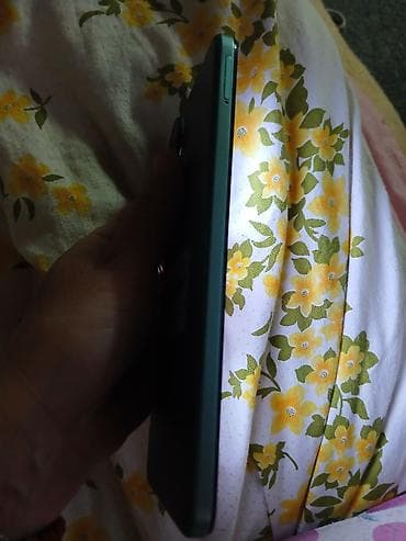 Mobile Phones: Pametni telefon sa dvostrukom zadnjom kamerom i ekranom sa rupicom za — 3
