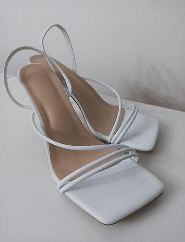 sandale na stiklu oglasi: Bele sandale koje se uklapaju uz svaki letnji outfit. ☀️👡 ✨ Dostupne — 5