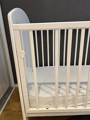 postolje za tv: Beli drveni krevetac za bebe sa točkićima - Materijal: lakirano drvo — 4