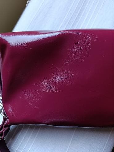 sat sa slikom: Bordo ženska torba "Stradivarius" preko ramena sa sjajnom završnom — 6