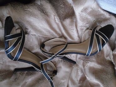 mokasine sa stiklom: Sandals, 39 — 5