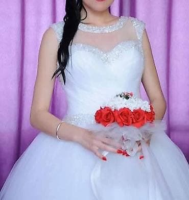 Muška odeća: Belo balsko venčanica sa šljokičastim detaljima i bogatom suknjom od — 1