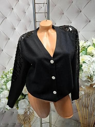 dzemper sa spustenim ramenima: Ženski kardigan sa dugmadima i ukrasnim ramenima - Model: kardigan sa — 4