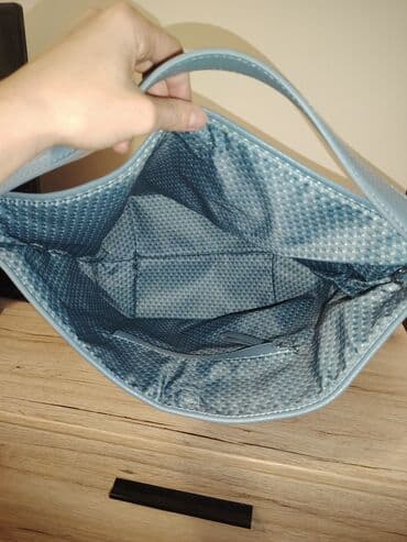 torbe mona kupujemprodajem: Velika ženska torba preko ramena – svetloplava - Materijal: veštačka — 2