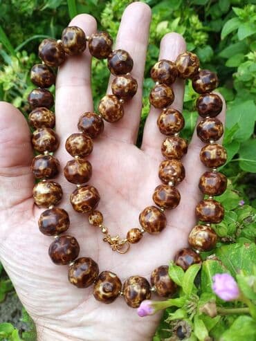 Lighters and accessories: Ogrlica 10 Ogrlica, braon šarena Dužina-obim oko 64 cm, prečnik 1,5 — 4