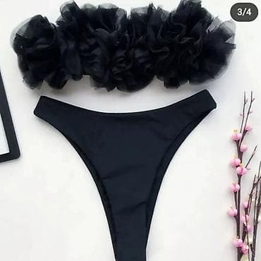 Crni dvodelni kupaći kostim bandeau model sa dekorativnim cvetnim