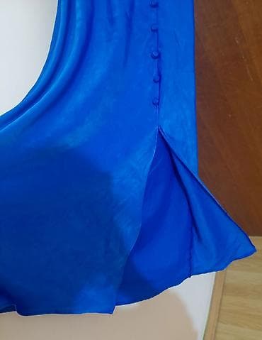 sweatshirt h: Satenasta midi haljina u intenzivno kraljevsko plavoj boji. Model na — 6