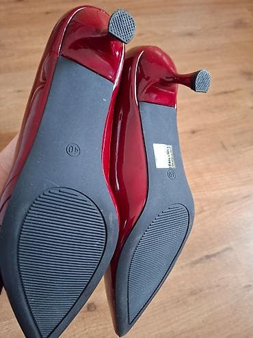 hm salonke: Crvene lakovane cipele,40 br,duzina gazista 26 cm,visina potpetice — 4