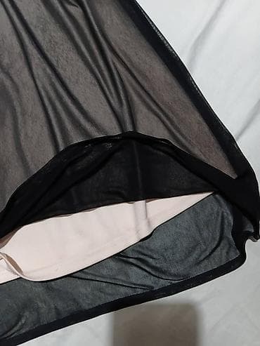 Elegantna crna haljina bez rukava sa čipkom i prozirnim slojem - — 4