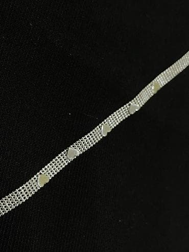 muske kozne narukvice: Srebrnasta narukvica sa nizom sitnih srca - Delikatna lančana — 3