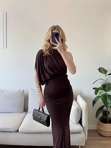 off white: Elegantna asimetrična haljina sa jednim ramenom
2600din
S M L — 2