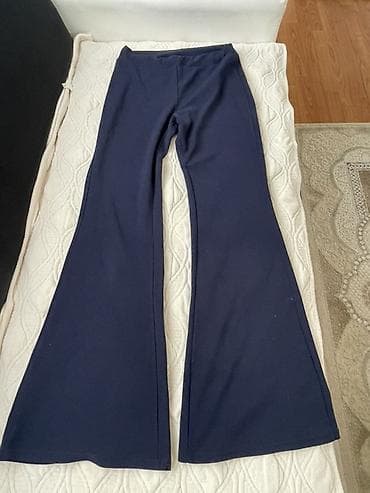 Tamnonavy široke pantalone sa zvonom - Model: pantalone sa naglašenim