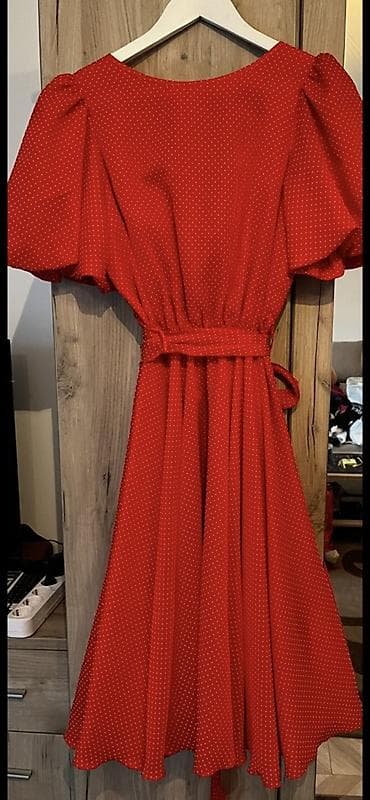 Haljine: Crvena haljina na tufnice - Model: midi dužina sa širokom, lepršavom — 8