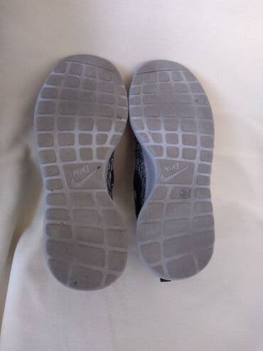 zenske patike n: NIKE original zenske patike br 38, koriscene kratko. Duzina — 5
