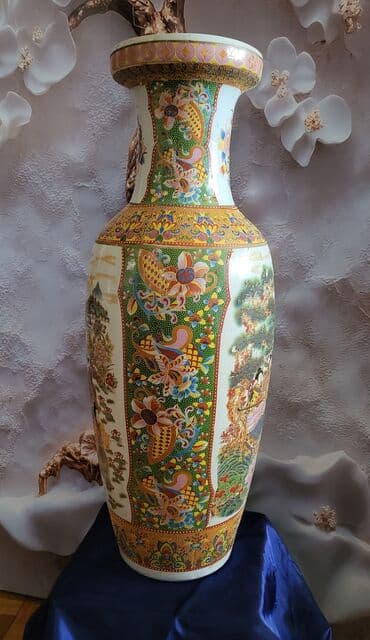 Ostali antikviteti: Velika vaza porcelanska,rucno reljefno oslikana 1950g+. Velika — 3
