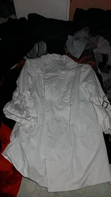 torbe b: Ženska bela jakna/kaput sa dvorednim kopčanjem - Boja: bela - Kroj — 1