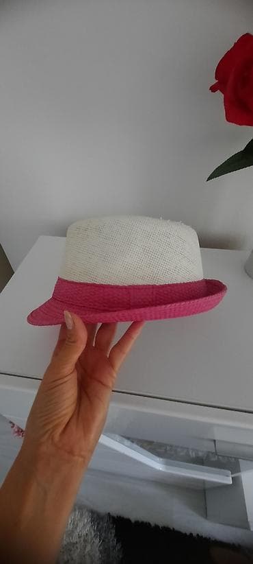 karirani kompleti zenski: Roze-beli šešir, sa manjim obodom, kupljen je u DM-u, nošen 2-3 puta — 1