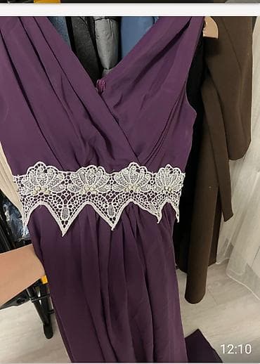 Elegantna duga večernja haljina u duboko ljubičastoj boji. Gornji deo — 2