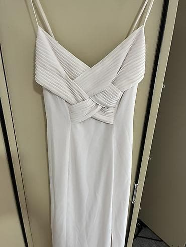 srebrne torbice svecane: Bela duga haljina elegantnog i svedenog kroja, pogodna za svečane — 2