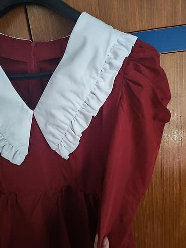 lovacka kravata: Bordo haljina sa upečatljivom belom kragnom i romantičnim detaljima — 3