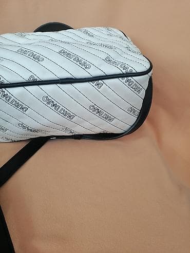 lakovane tasne: DUKI DASO manja tasna sa printom loga. Ima dve pregrade pa je vrlo — 5