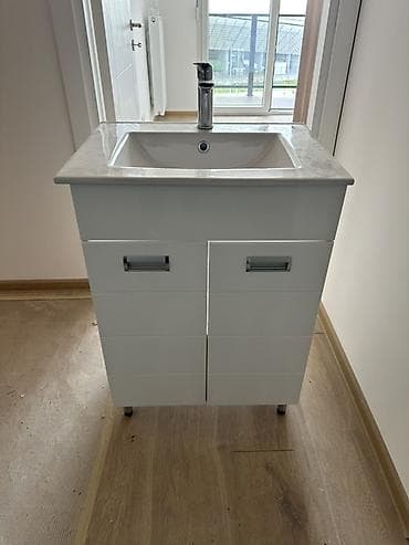 Lavabo sa ormarićem novo
Cena 10.000din