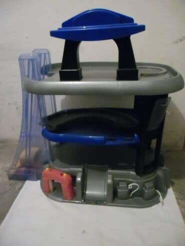 Garaza velika sa liftom na baterije, fale delovi piste (u kesi delovi