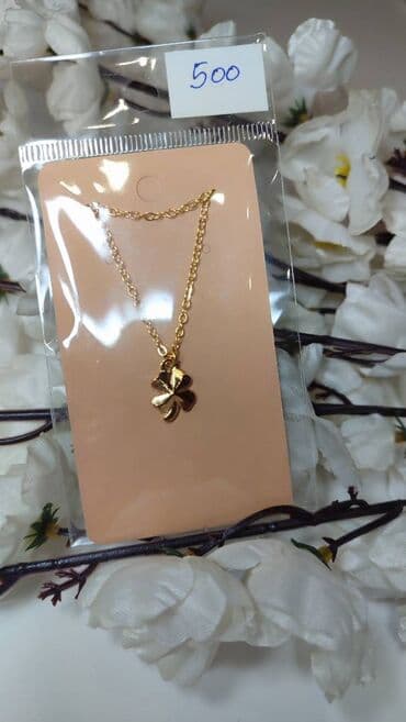 Ogrlice: Zlatno obojena ogrlica sa priveskom djeteline sa četiri lista. - — 1