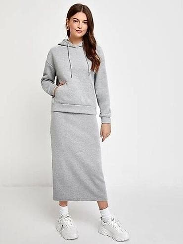 Komplet dukserica sa kapuljacom i dzepom i suknja duga. Futer