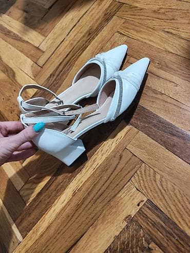 duze teksas jakne: Elegantne bele cipele sa niskom blok potpeticom i kaišem oko članka — 2