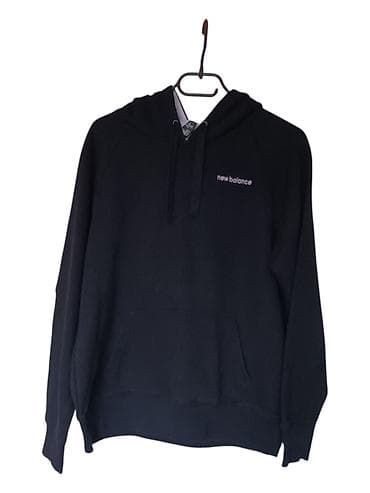 New Balance crna dukserica s kapuljačom - Model: klasična pulover