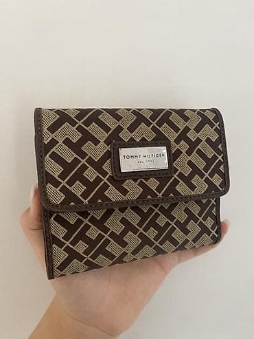 christian dior torbe: Tommy Hilfiger ženski novčanik, braon sa bež monogram šarom. - — 2