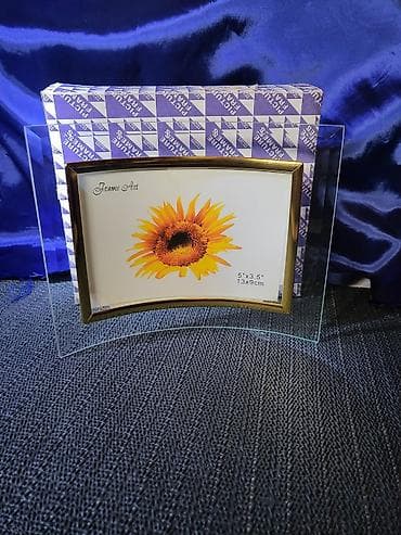 Stakleni nov ram za sliku. Sve na ramu je odsjaj od svetla. Ram