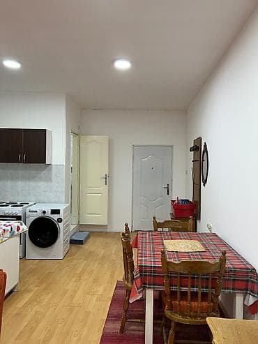 oglasi prodaja kuca: Izdajem garsonjeru u ulici Nikole Grulovica 4b u centru naselja. Stan — 5