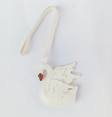 dormeo jastuk i cebe za decu: Privezak u obliku labuda – ručno izrađen - Materijal: bela eko koža — 2