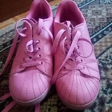 cipele sa debelom petom: Kozne patike prelepa boja samo 300 dinara dva para 500 dinara — 1