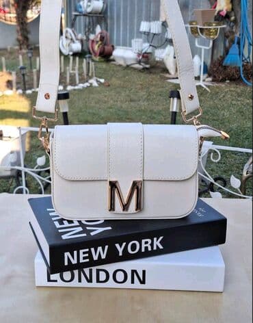 Elegantna torbica, Mona