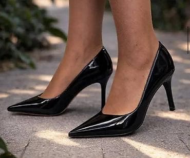 hm haljine: Elegantne ženske salonke sa špicastim vrhom i tankom potpeticom. - — 2