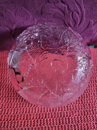 vatrostalne posude sa poklopcem: Bombonijera nova sa poklopcem,puno staklo. Visina. 12cm. Precnik — 12