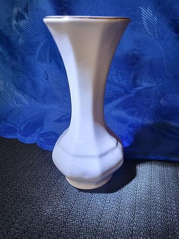 Vaza nova Apro porcelan iz 70ih.godina. Vaza nova,bez ostecenja,sve