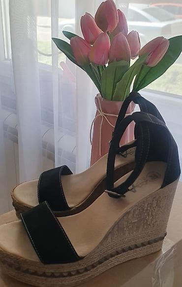 Sandale: Ženske sandale na punu petu (platforma/espadrile) - Boja: crna — 2