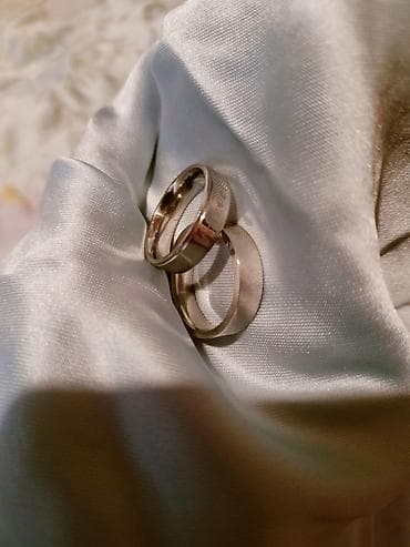 muske jakne 5xl: Burme 
Muška 20mm
Ženska 19mm
Novo!
Cena 3000din za obe.
Forever love — 4